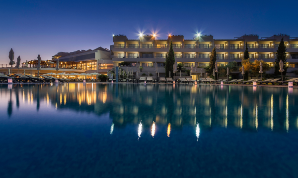 Faça as malas. Estes hotéis oferecem testes à COVID-19 e estadia grátis para crianças