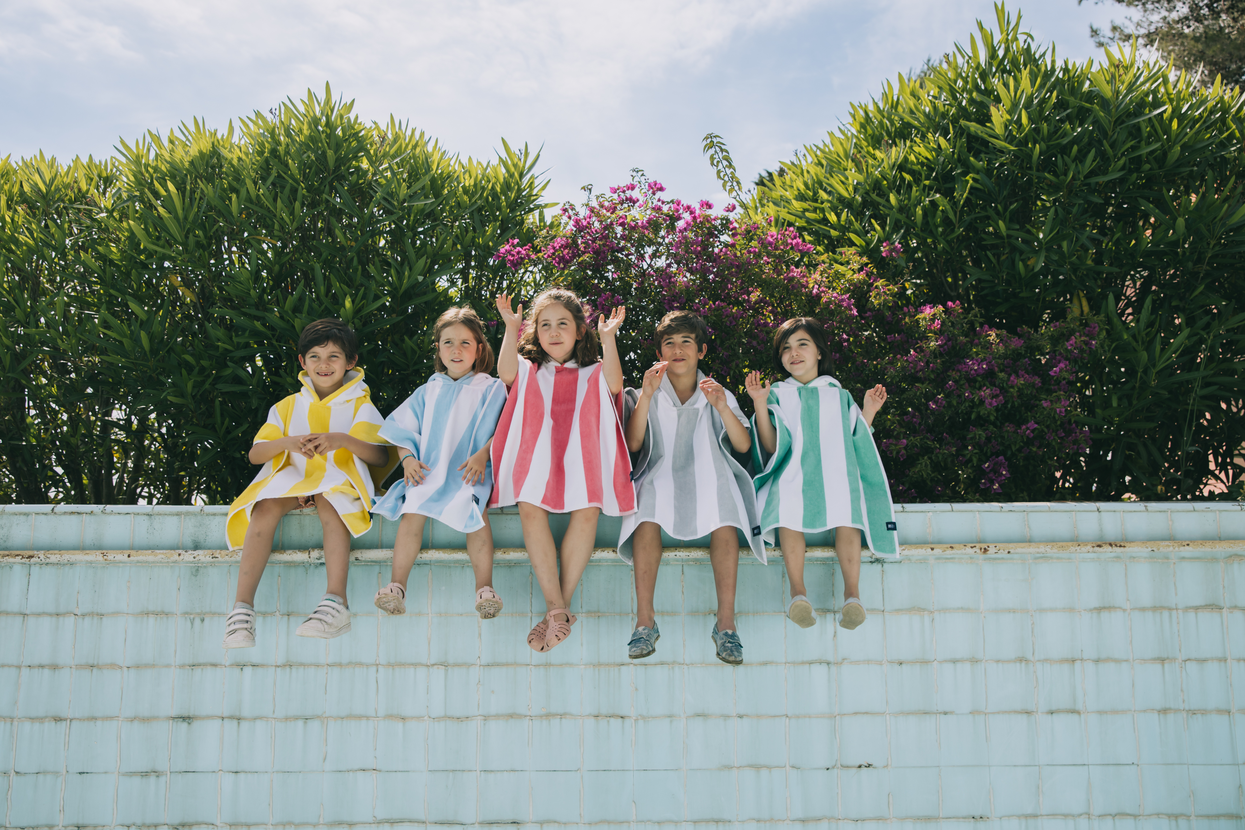 Estes novos ponchos amorosos vão poupar-lhe birras para sair da praia. Espreite o lançamento da Torres Novas
