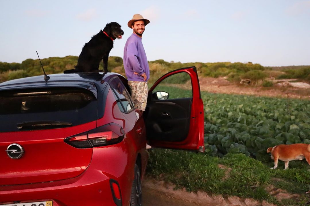 João Manzarra sofre aparatoso acidente de viação e mostra carro destruído