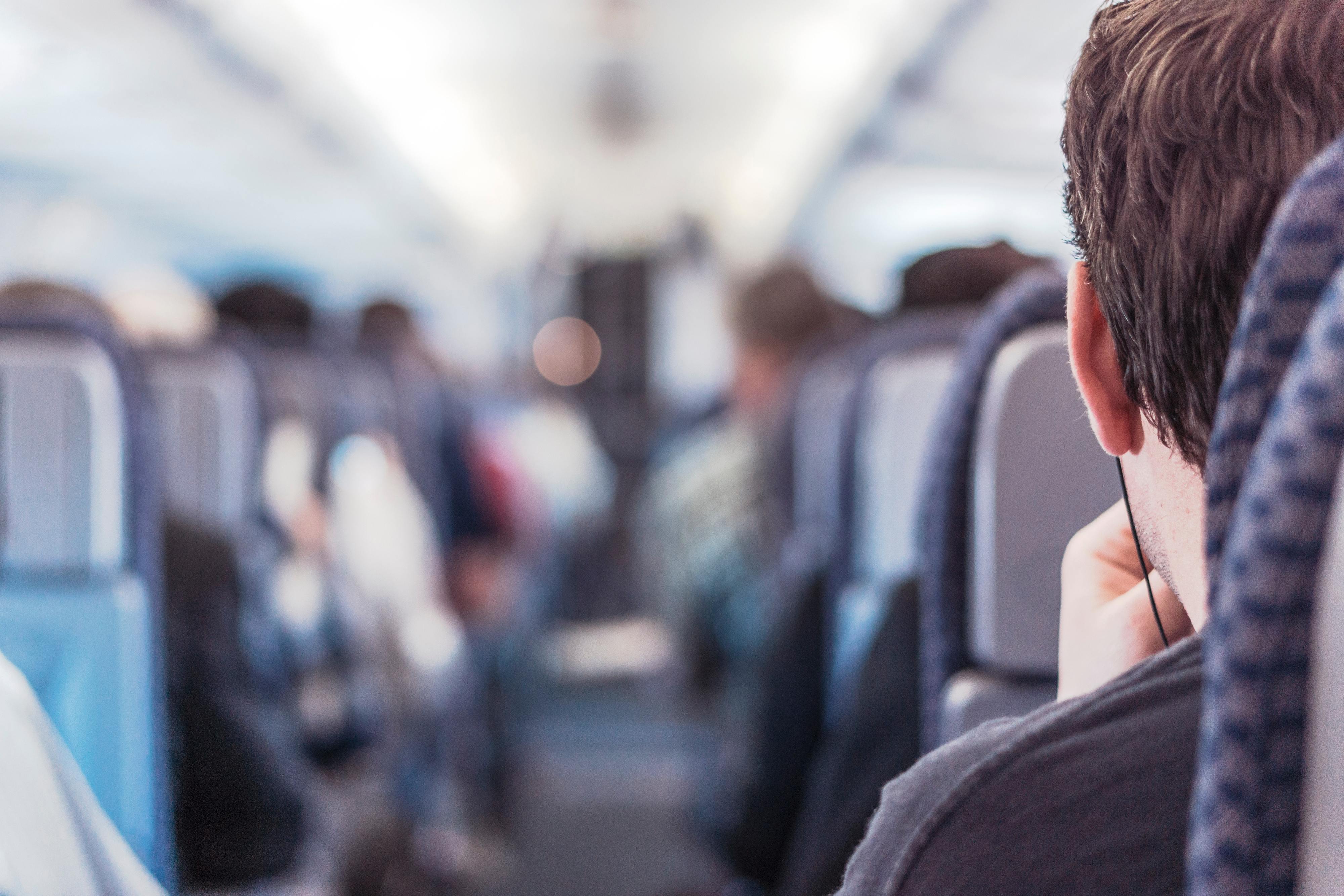 Tudo o que não deve fazer num avião (inclinar a cadeira é uma delas, demonstra um estudo)