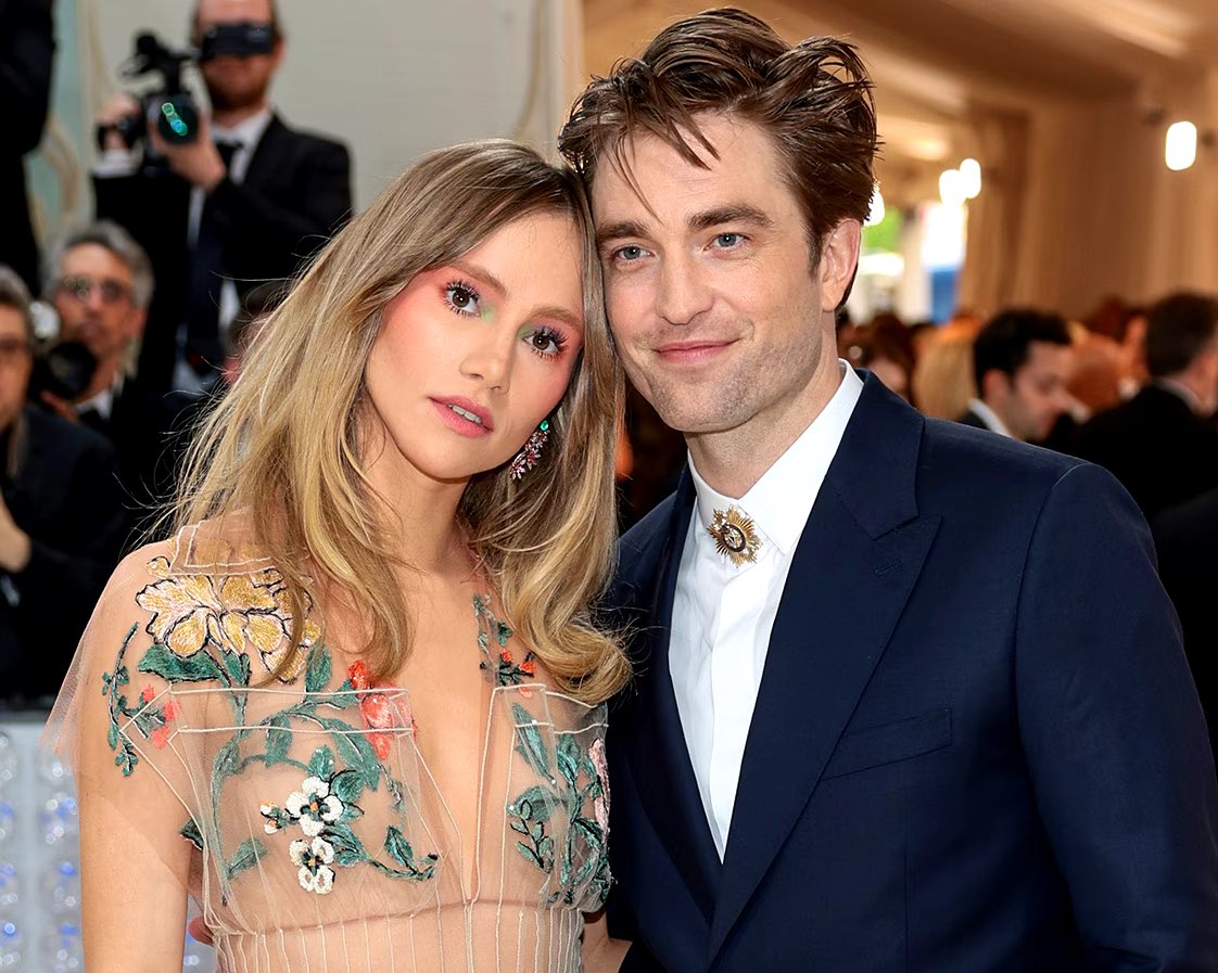 Robert Pattinson e Suki Waterhouse já deram as boas-vindas ao primeiro filho. Veja a foto