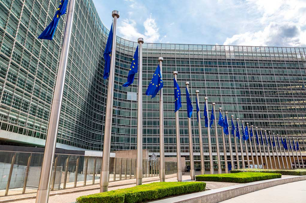 Executivo europeu quer acelerar aprovação do pacote legislativo para regular a Internet