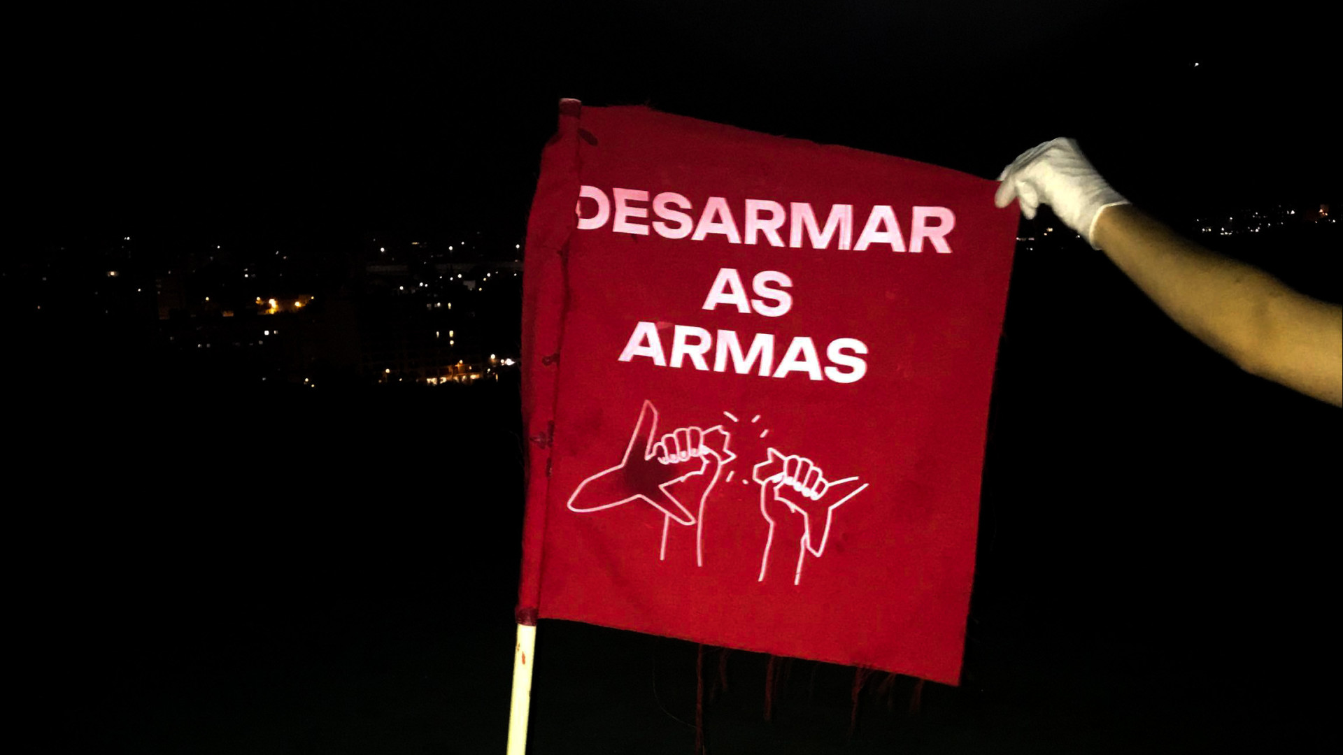 Ativistas do Climáximo invadem campo de golfe. Deixaram buracos inutilizáveis e substituíram as bandeiras