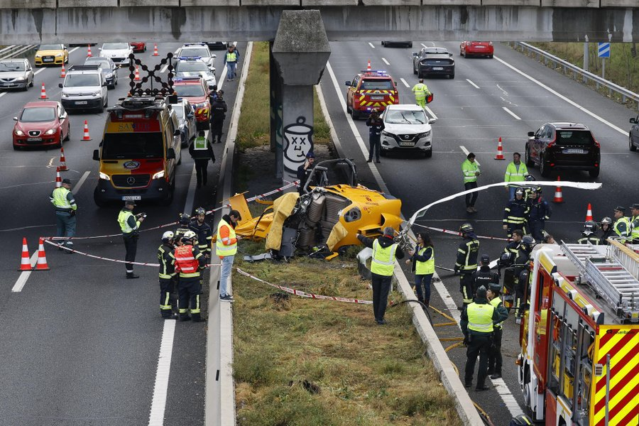Helicóptero despenha-se em autoestrada. Veja o vídeo alucinante do caos
