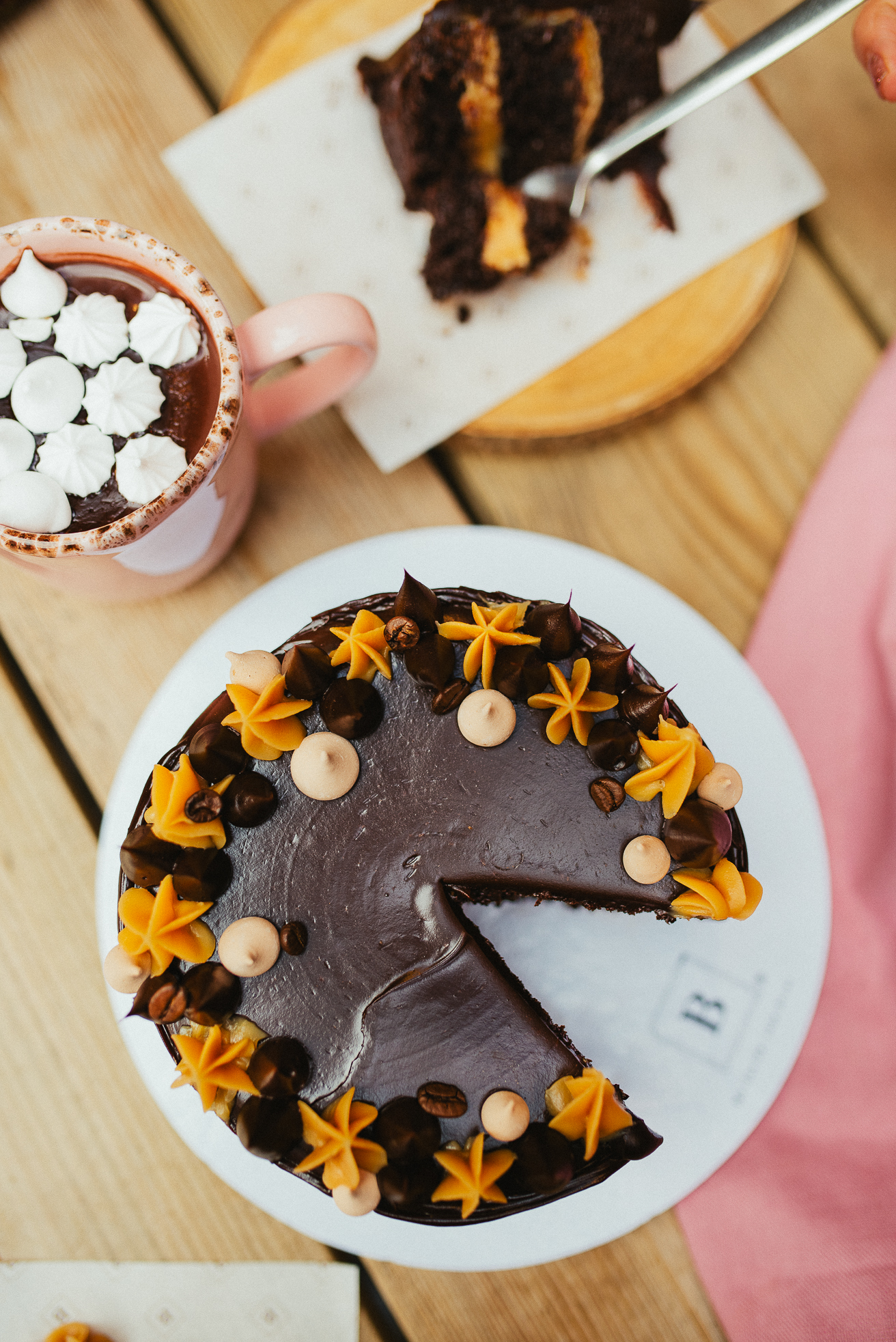 O novo bolo guloso da Brigadeirando leva chocolate, caramelo salgado e café (mas tem pouco tempo para o provar)