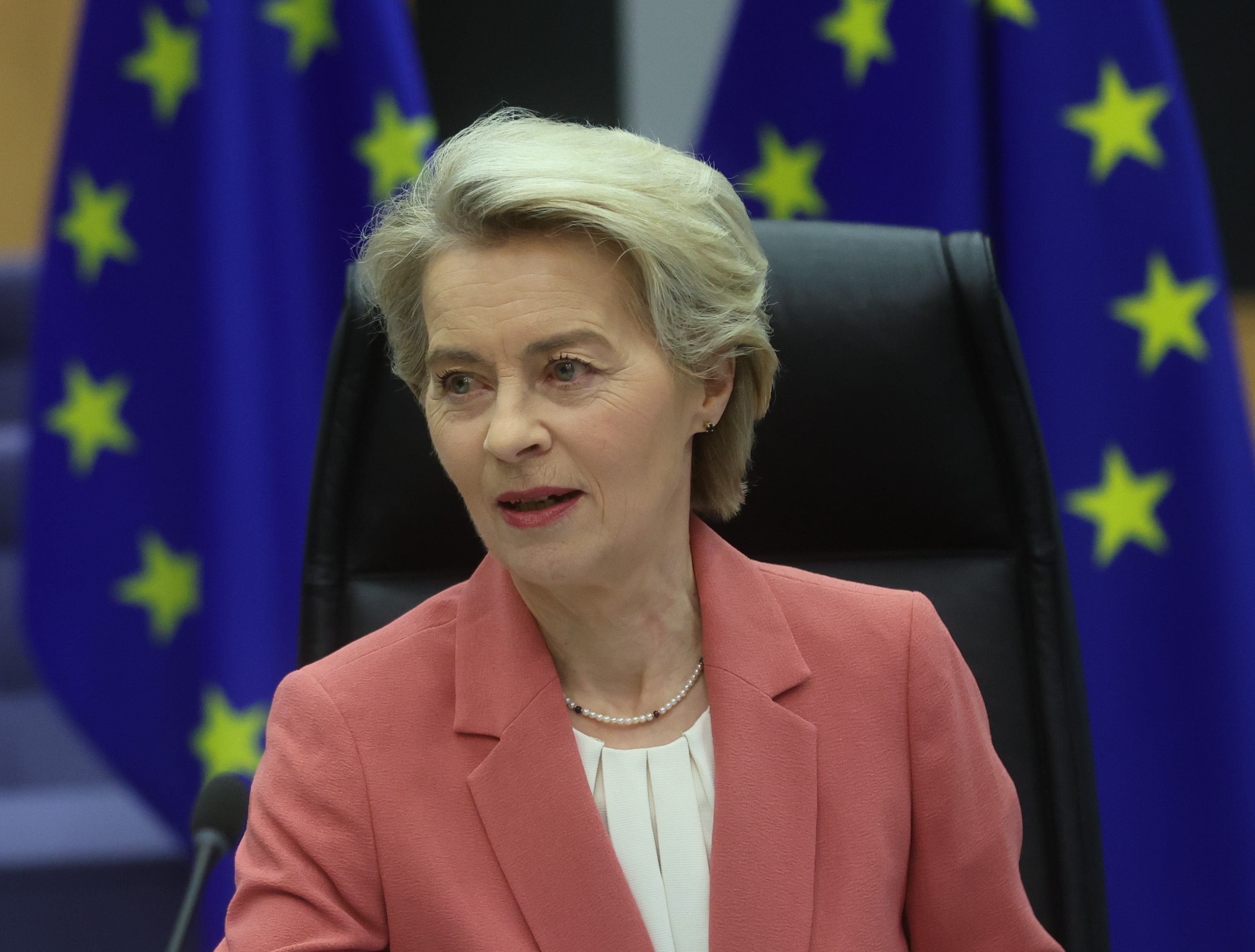 UE/Cimeira: Von der Leyen promete responder a taxas alfandegárias dos EUA