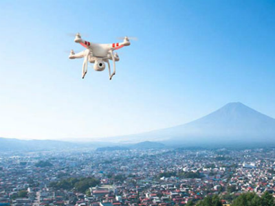 Presenças em festas, um blogue e um pé na bancarrota. Como é hoje a vida de Cicciolina