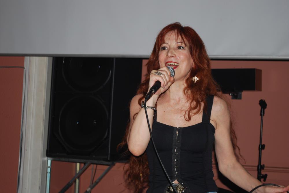 Antiga cantora das Doce já não consegue andar e aguarda operação há um ano