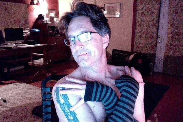 Este homem sente-se atraído pelo próprio reflexo e faz sexo consigo mesmo ao espelho. Diz ser autossexual