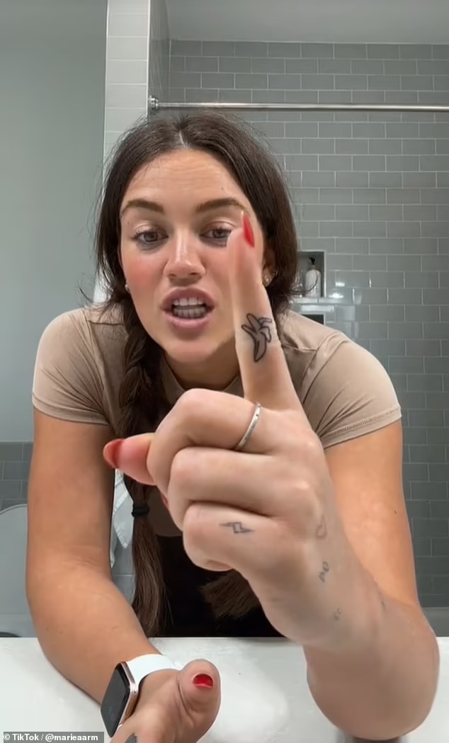 Influenciadora tatua banana “mais feia de sempre”, arrepende-se e reclama no TikTok. Veja o vídeo viral