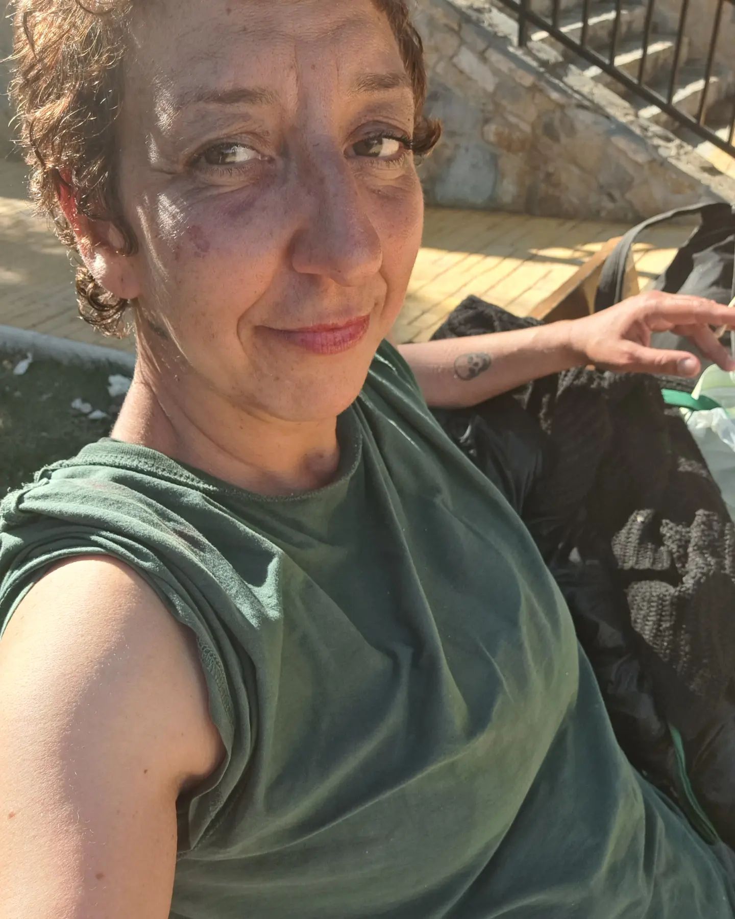 Da fama à miséria. Atriz de cinema vive na condição de sem-abrigo e dorme num banco de rua