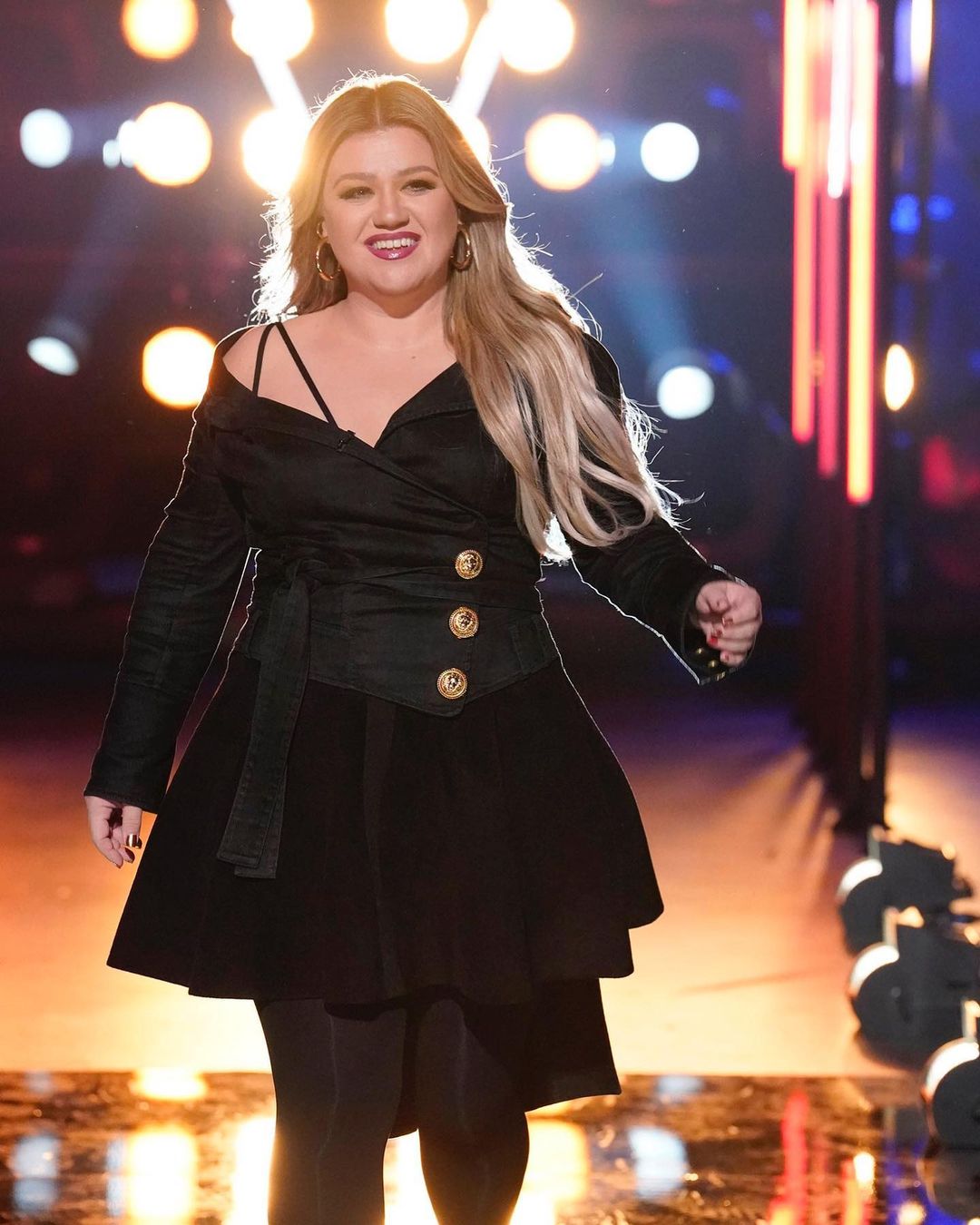 Depois de Ellen, programa de Kelly Clarkson é acusado de ter ambiente tóxico. Cantora já se pronunciou