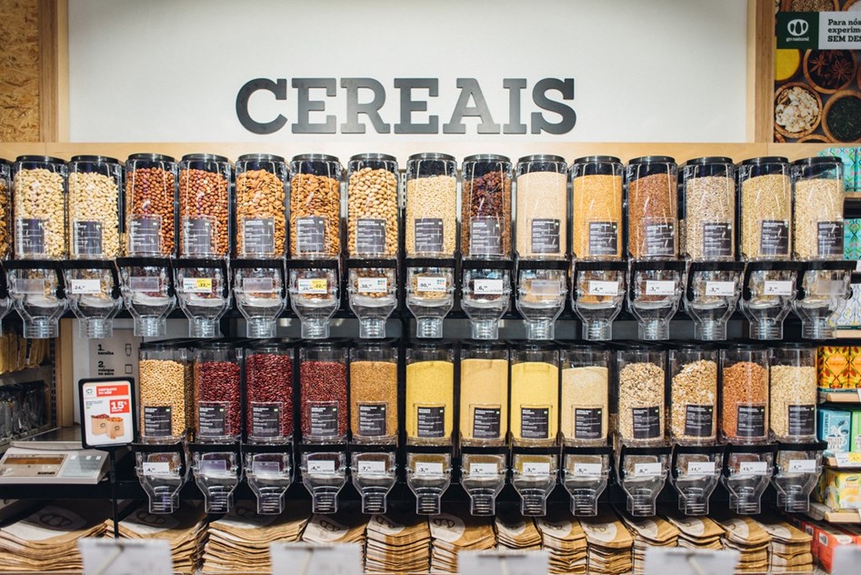 Venda a Granel. Go Natural enche silos com produtos embalados em plástico