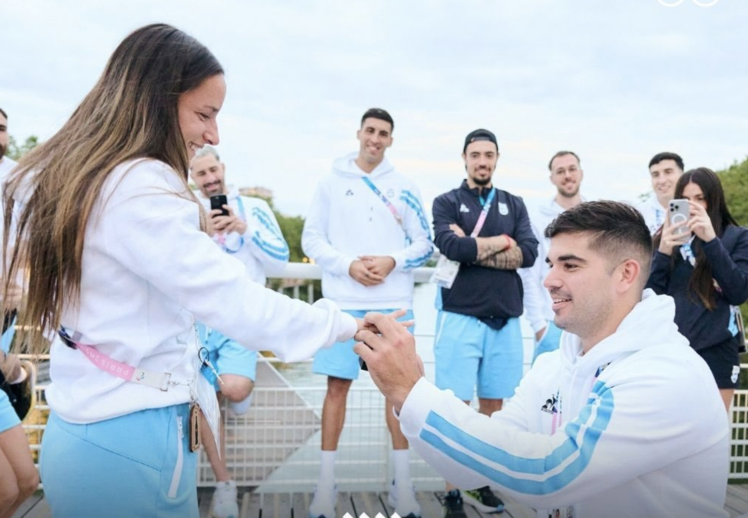 Atleta é pedida em casamento em plena Vila Olímpica, em Paris. Veja o vídeo