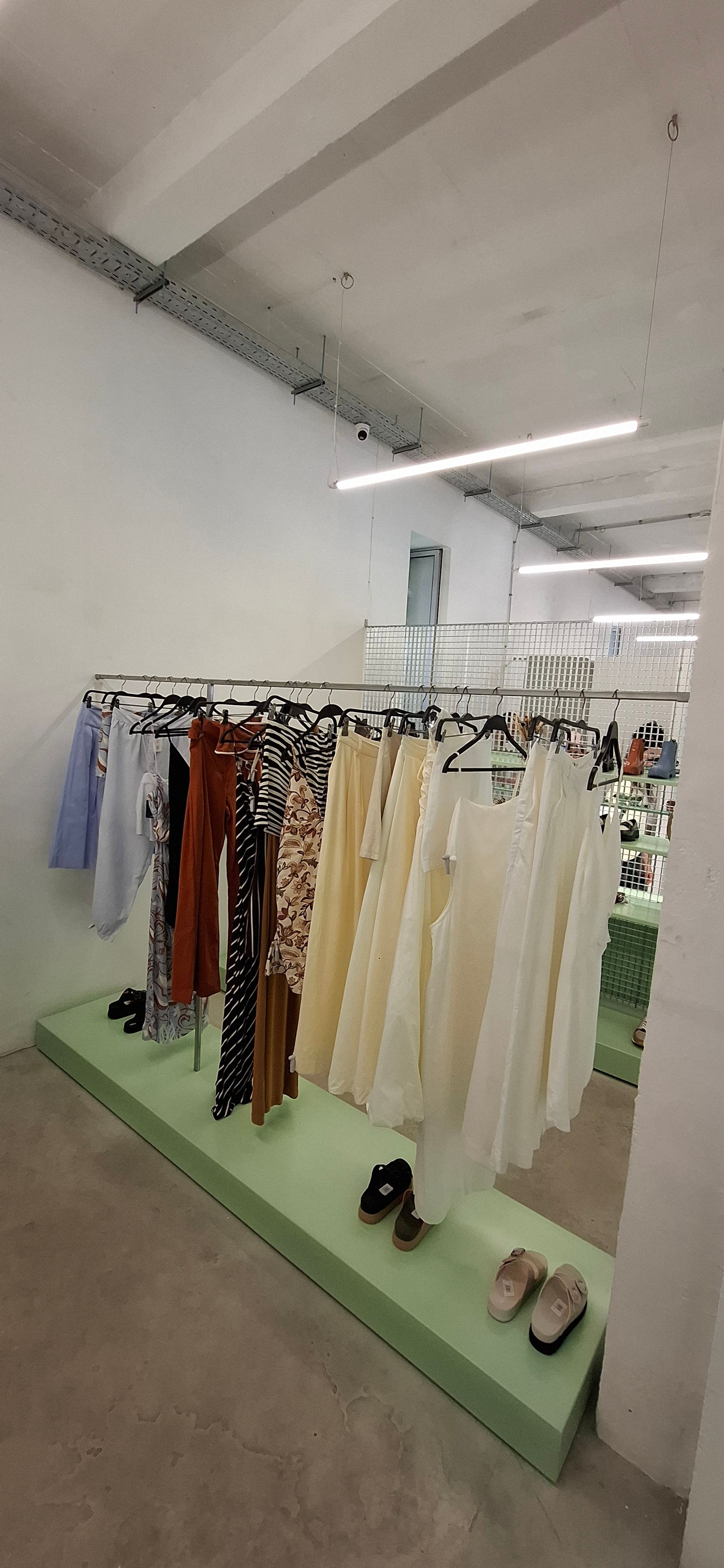 De roupa casual e desportiva a calçado e malas. Há uma nova loja para amantes de moda no LX Factory