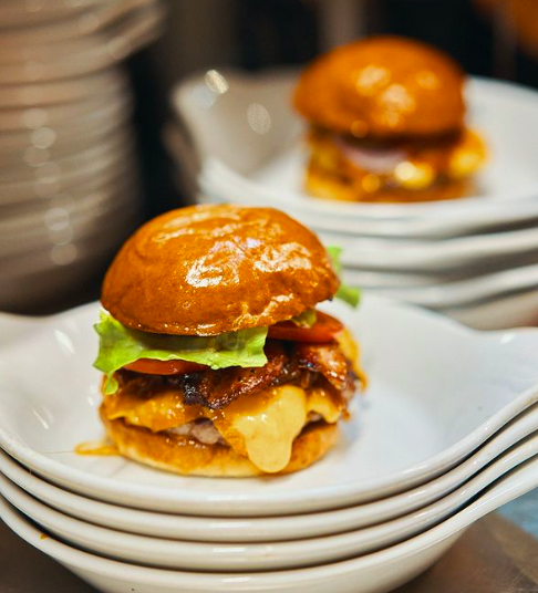 O Ground Burger tem uma nova casa e vai estar a oferecer 100 hambúrgueres, batatas e bebidas