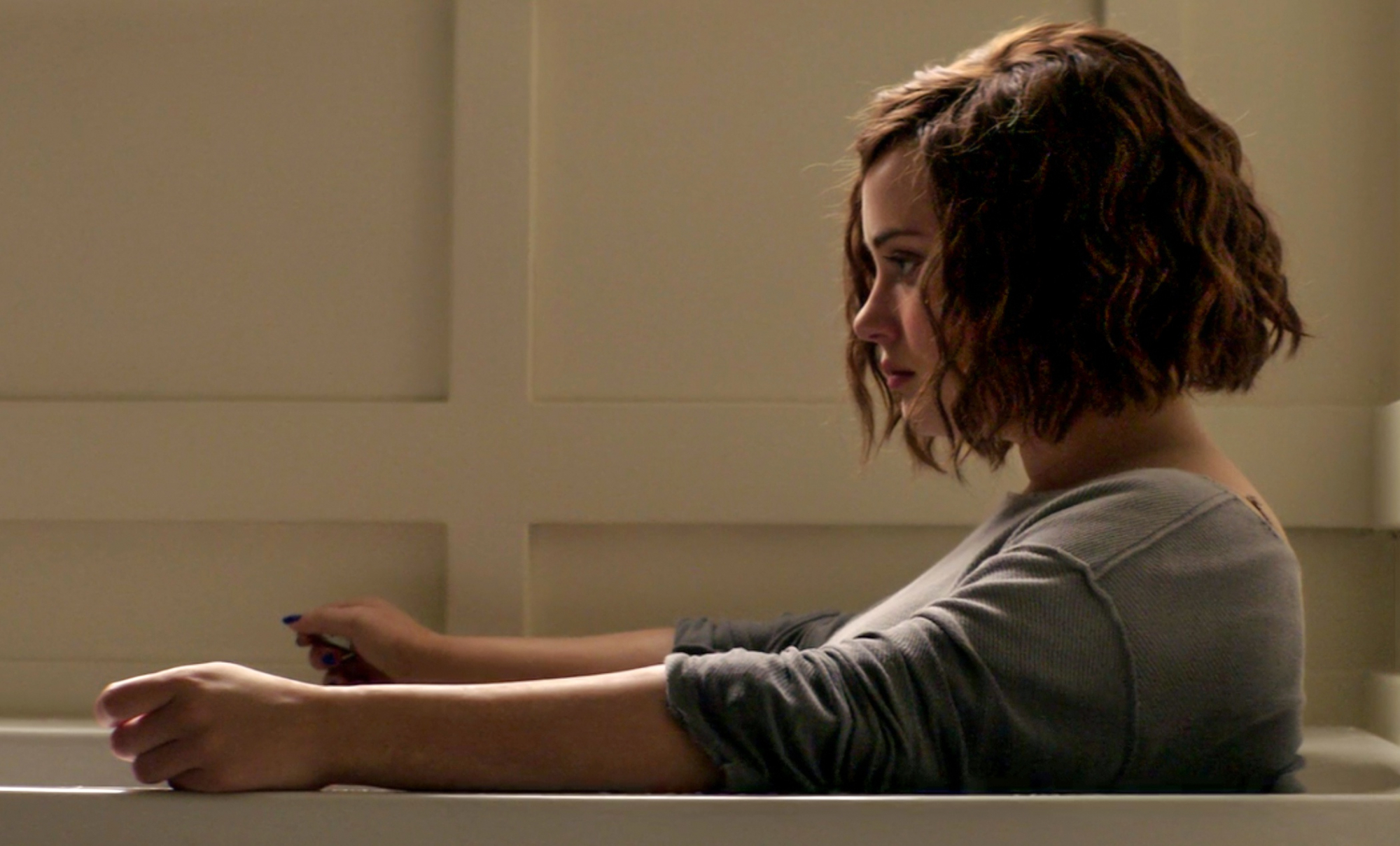 “Por Treze Razões”. Dois anos depois, Netflix edita cena de suicídio de Hannah Baker