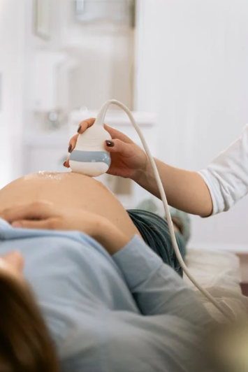 Grávida em risco de aborto demorou 9 horas para ser atendida. Percorreu quase 500 quilómetros