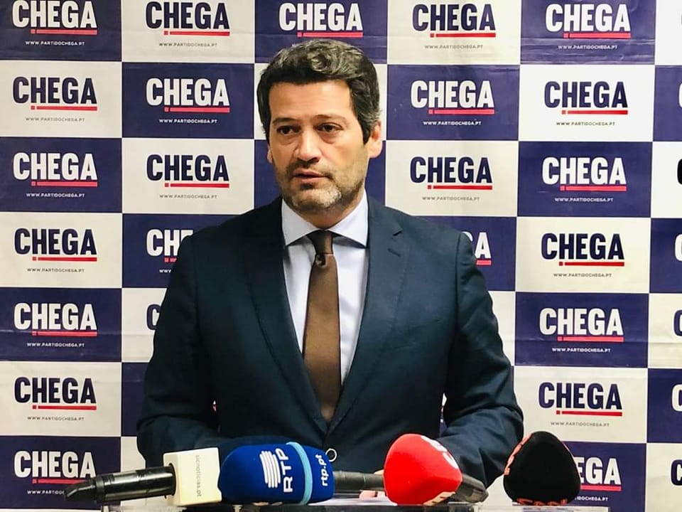 André Ventura sentiu-se mal em comício. Líder do Chega levou a mão ao peito e colapsou (vídeo)