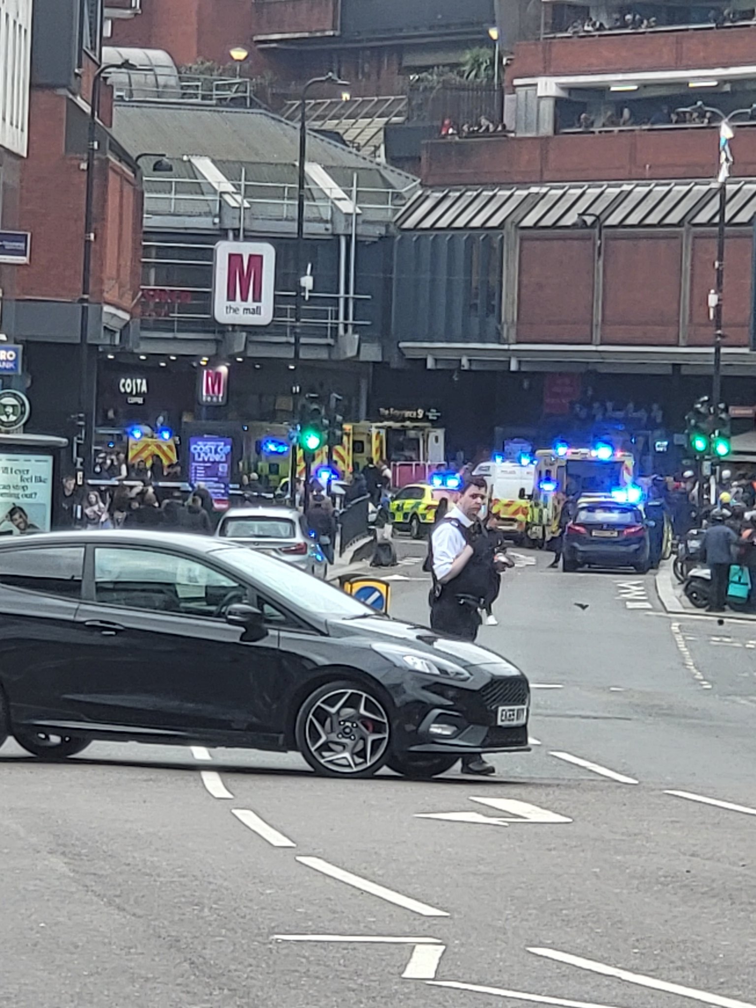 Uma mulher caiu de um prédio e aterrou em cima de outra. Agora estão entre a vida e a morte