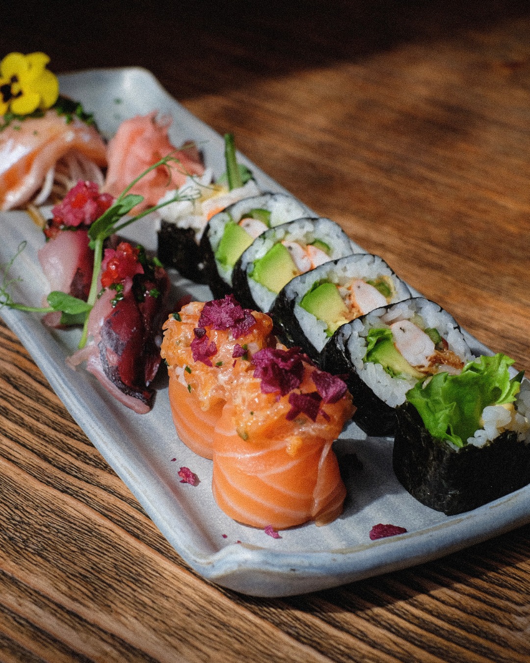 Amigas! Este restaurante de sushi vai oferecer-vos as bebidas na véspera do Dia dos Namorados