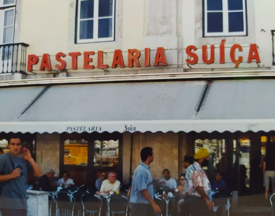 A icónica Pastelaria Suíça vai reabrir na Baixa, mas noutro local. E vão regressar os produtos clássicos
