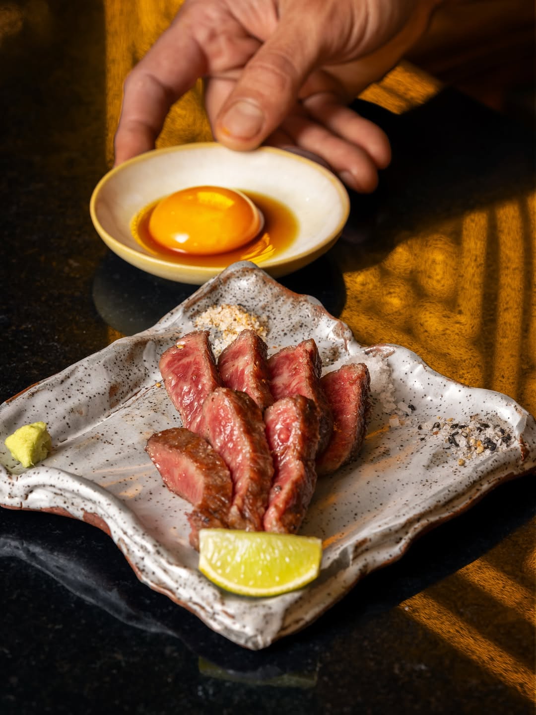 Izakaya. A taberna japonesa de Cascais chegou a Lisboa (e trouxe os clássicos e ainda mais néons)