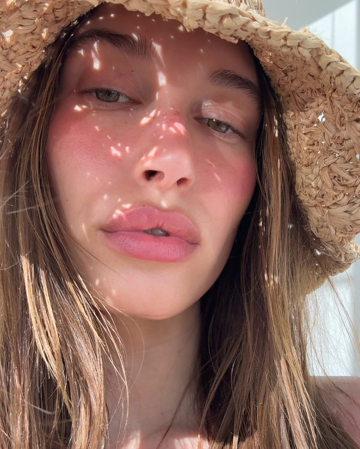 Berry girl makeup é a tendência do verão e até Hailey Bieber está rendida. Saiba como replicar