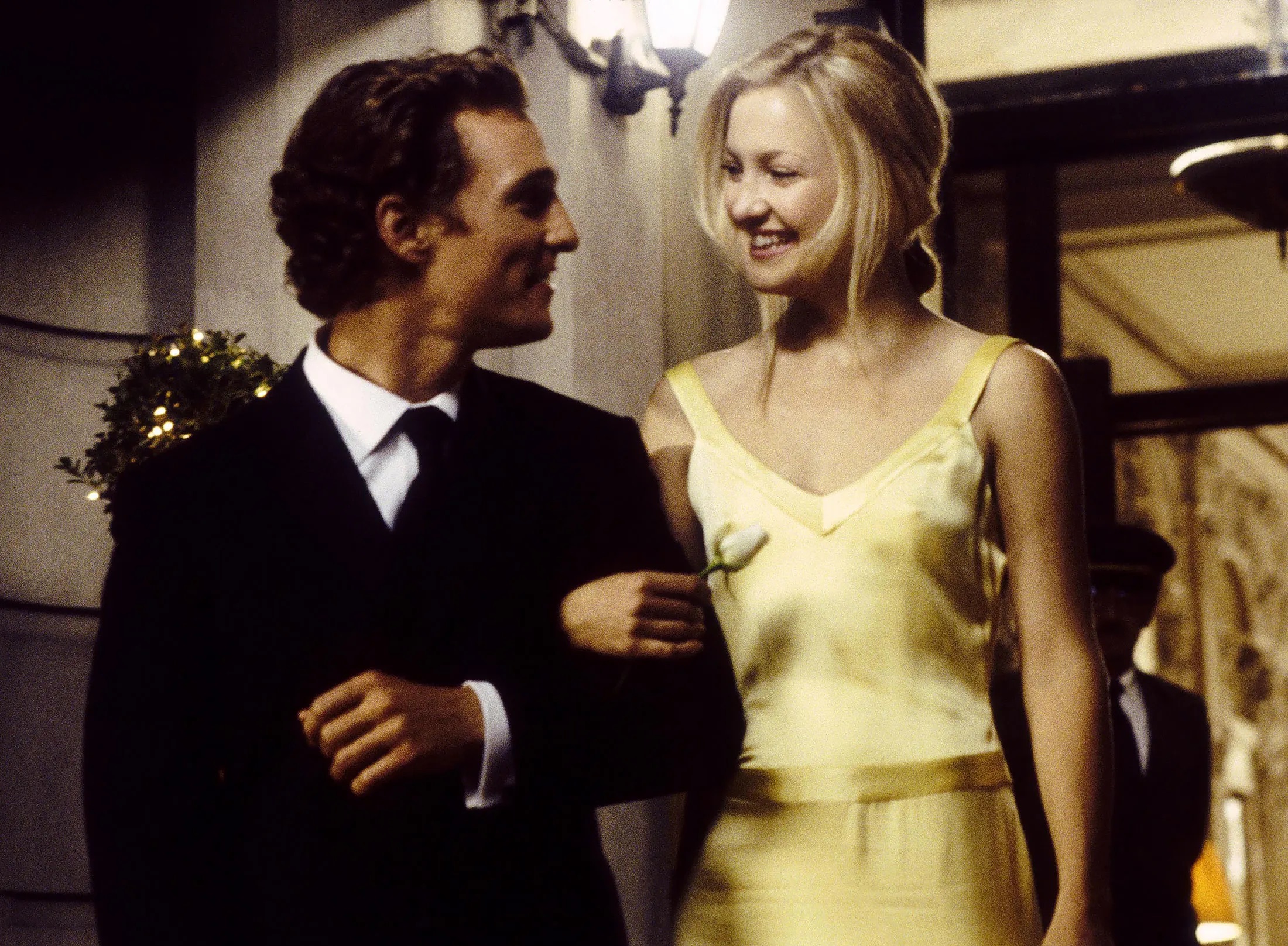 Sempre quis o vestido de Kate Hudson em “Como Perder um Homem em 10 Dias”? Encontrámos um semelhante