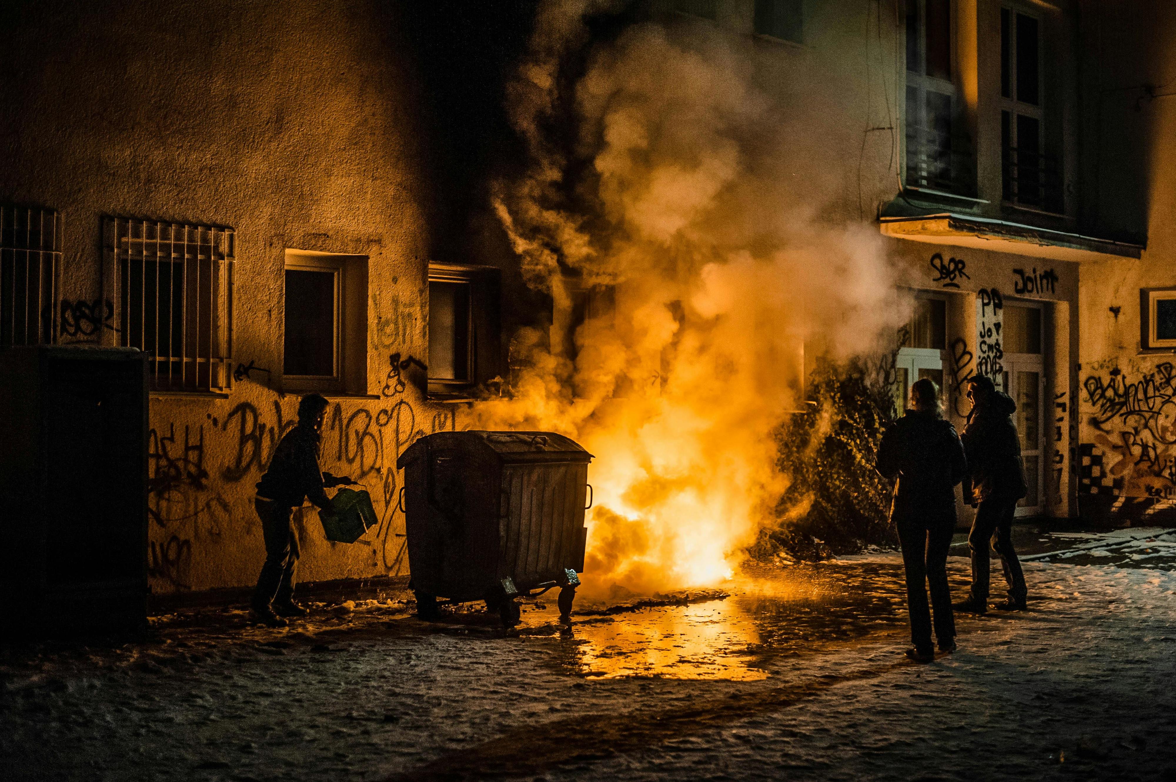 Homem assassinado no Seixal. Corpo foi incendiado e deixado a arder em caixote do lixo