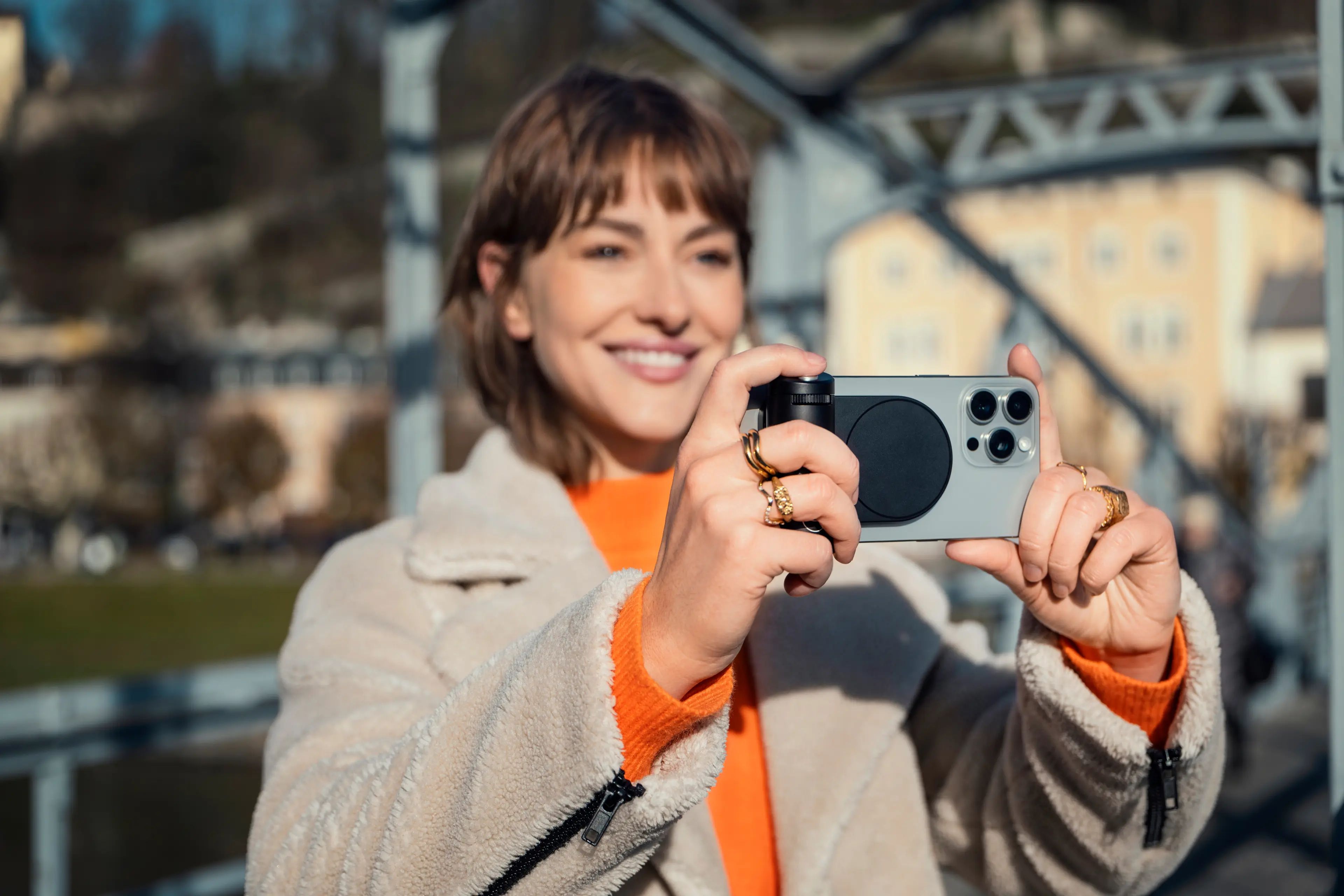 Novo LUX Grip da Leica promete mudar a forma de fotografar no iPhone