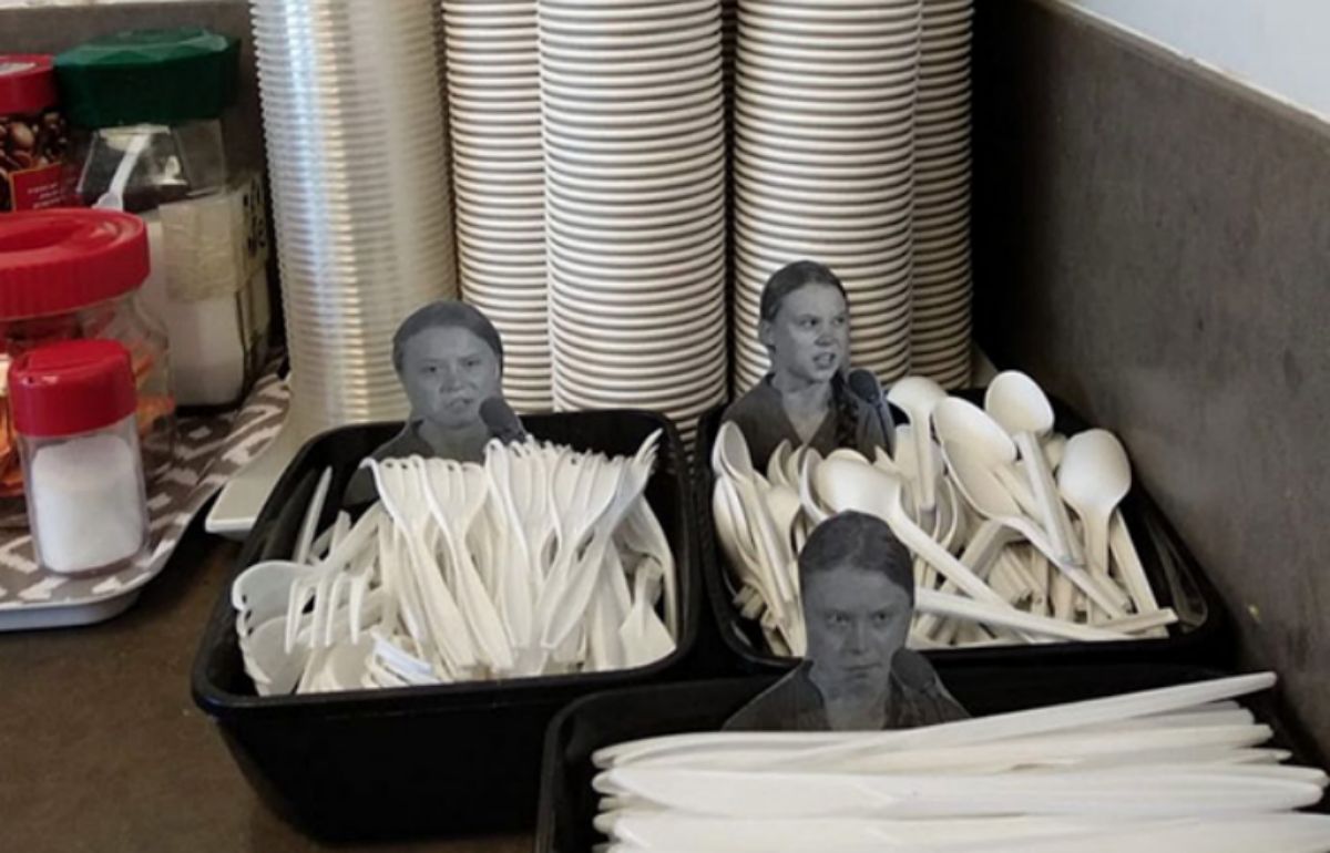 Este escritório espalha fotos de Greta para evitar o uso de plástico