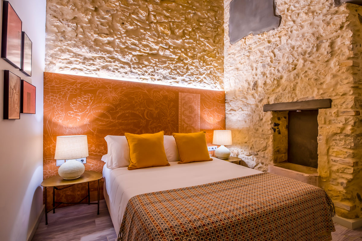 Bacharéis Charming House. A casa que saiu do baú e tem revistas de moda nas paredes