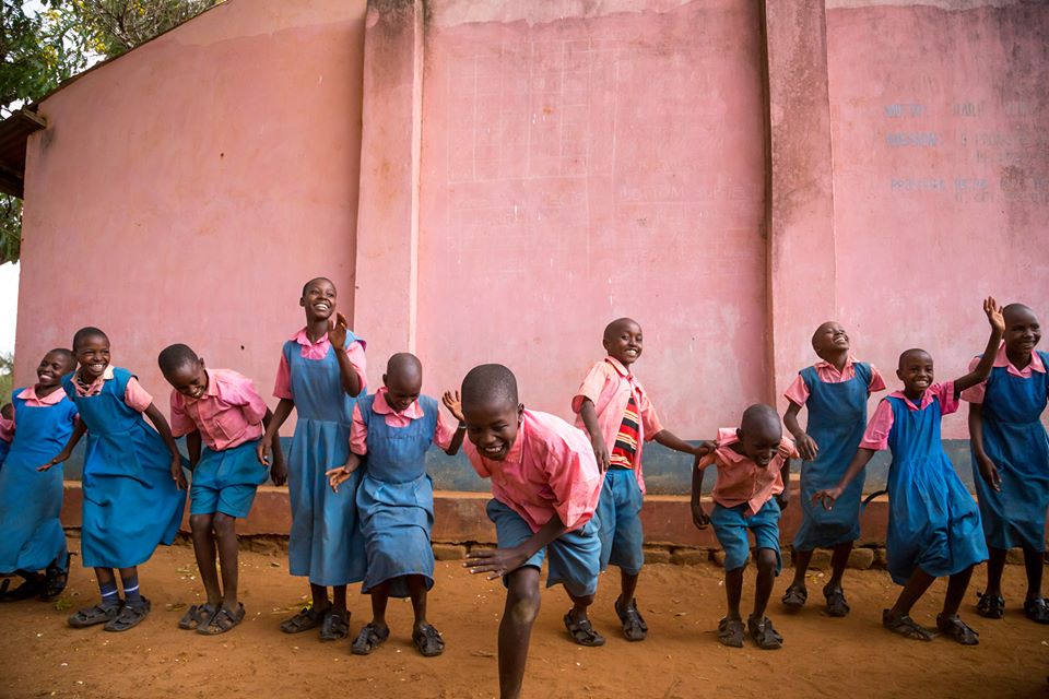 Estes sapatos crescem até 5 números e são para quem não tem dinheiro para comprar mais