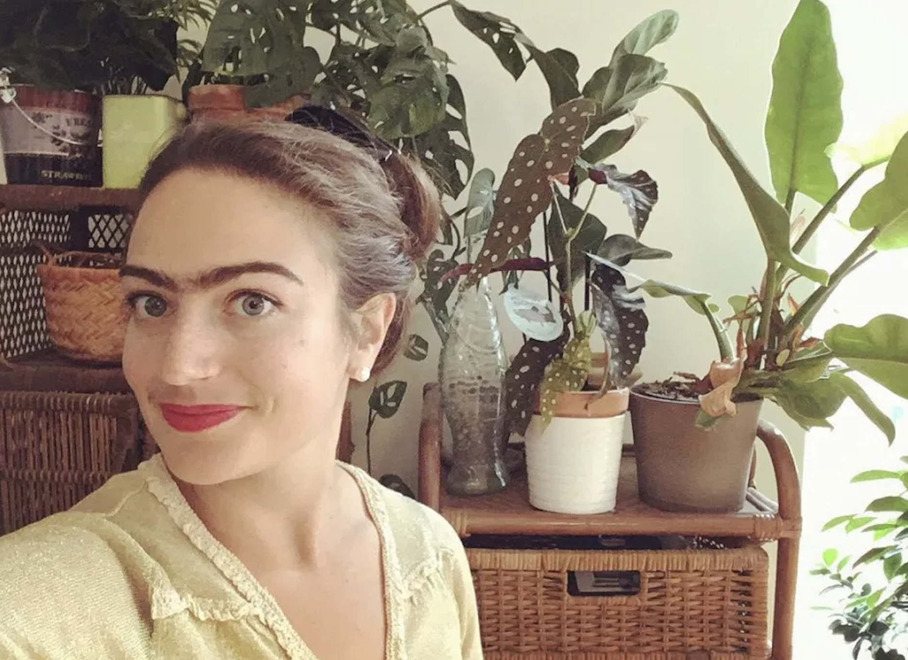 Mulher faz protesto contra os padrões de beleza e recusa-se a fazer o buço e a arranjar as sobrancelhas