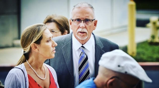 Médico condenado a 11 anos de prisão por abusos sexuais a cinco pacientes. Foi absolvido de outras sete acusações