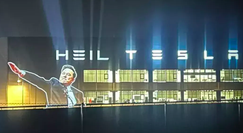 Imagem de Musk com braço levantado em fábrica na Alemanha: "Heil Tesla"