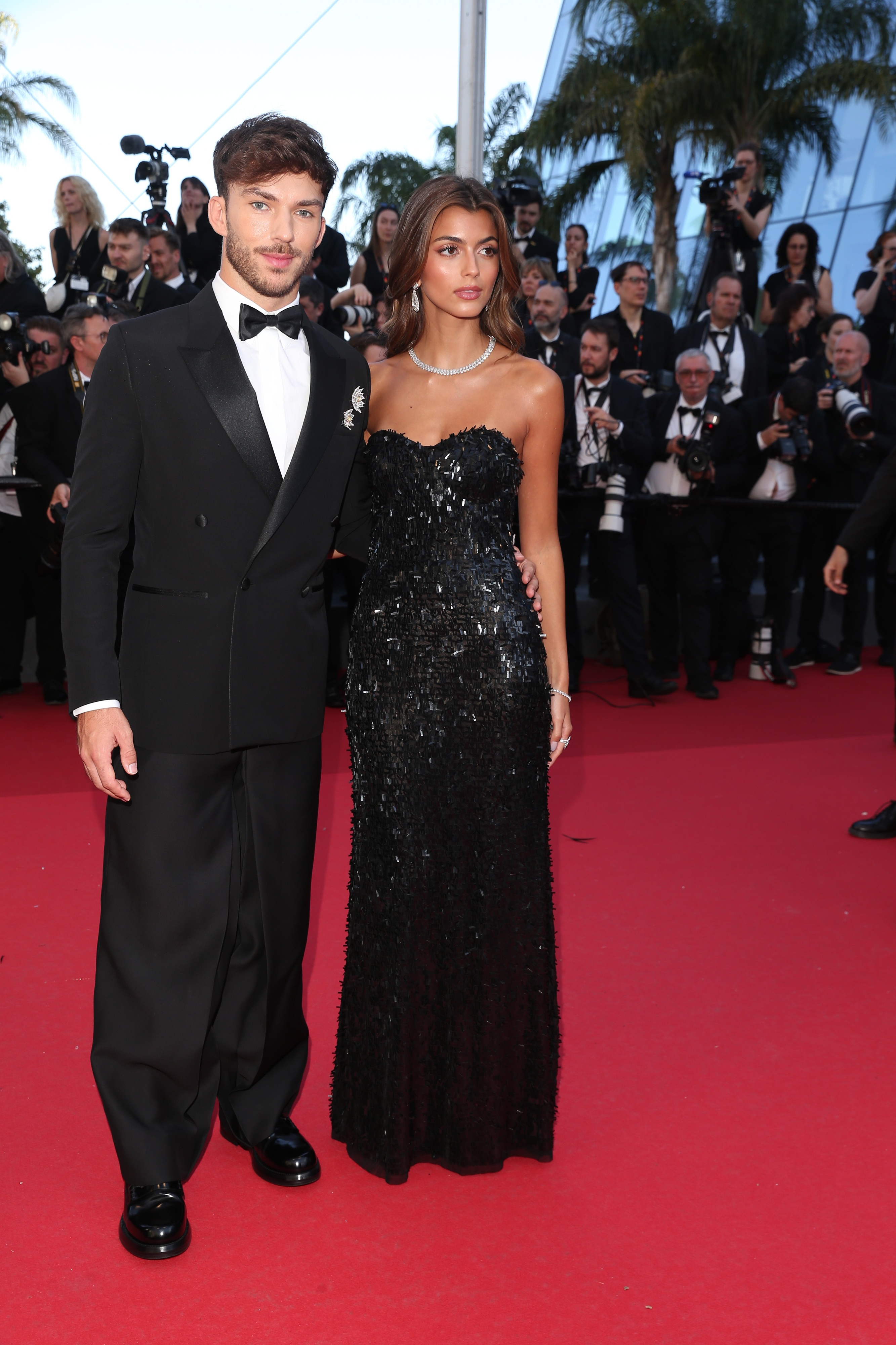 Kika Cerqueira Gomes vai a Cannes com vestido vintage e deslumbra ao lado de Pierre Gasly. Veja as fotos