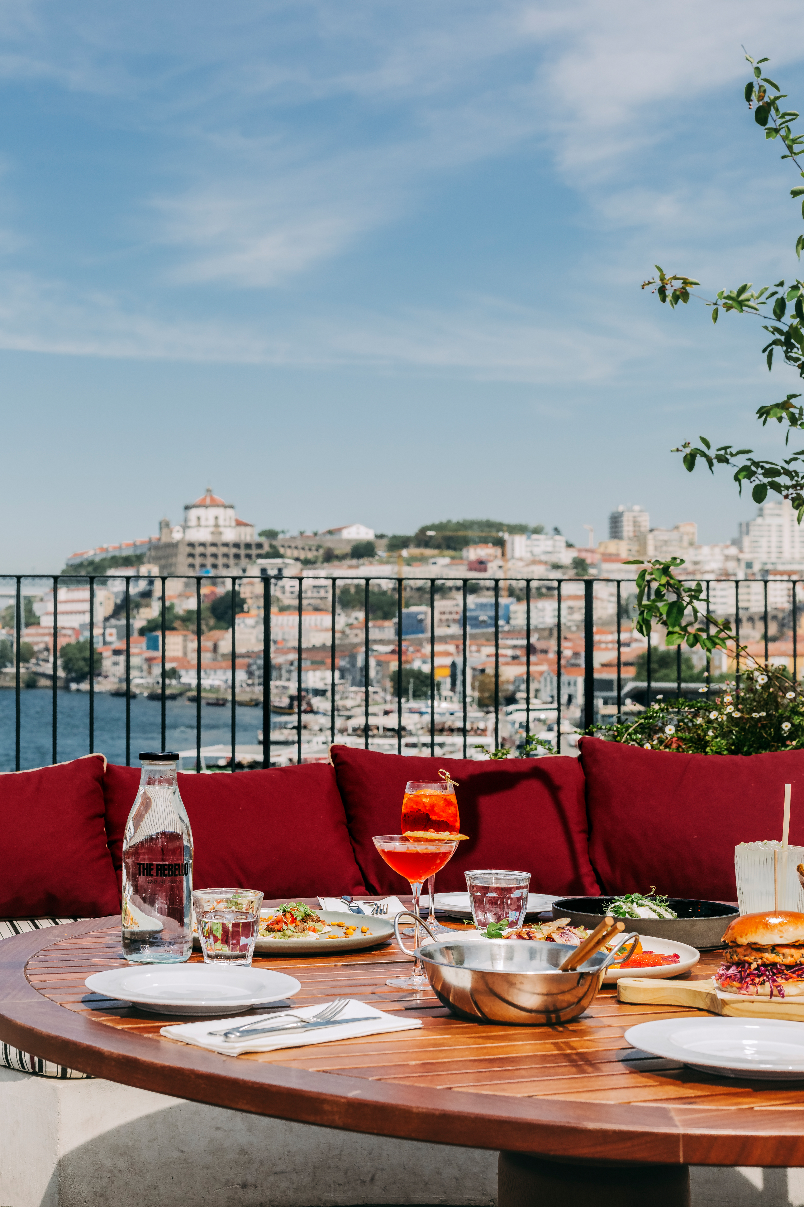 Ainda estamos a salivar pela aletria de lagostim e lulas do The Rebello. Conheça as novidades de verão do hotel