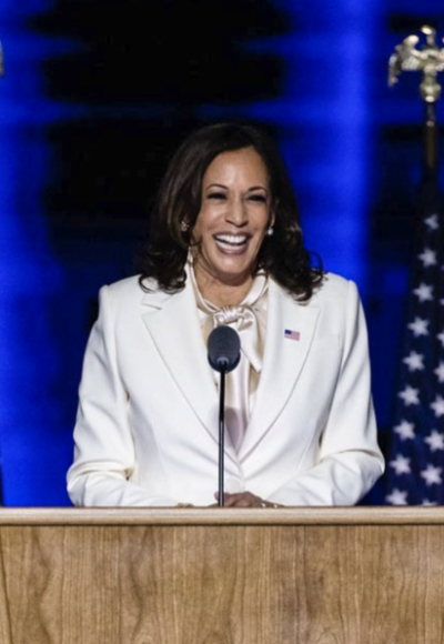 Branco dos pés à cabeça. Kamala Harris usa roupa para enviar mensagem forte em momento histórico