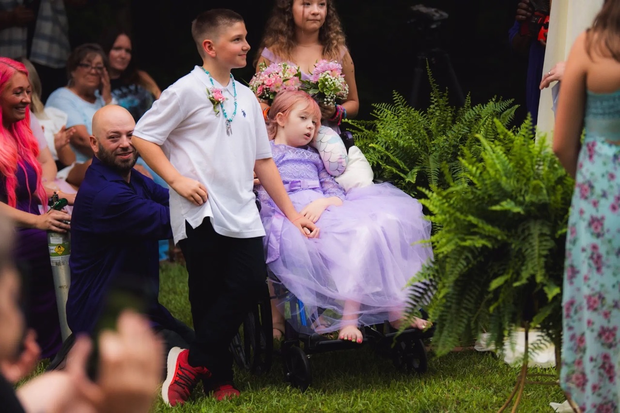 Sonho concretizado. Menina de 10 anos ‘casa-se’ com o namorado 12 dias antes de morrer