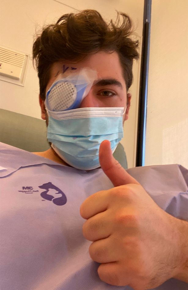 Adormeceu com lentes de contacto durante 40 minutos e ficou cego de um olho. Hoje, só está bem no escuro