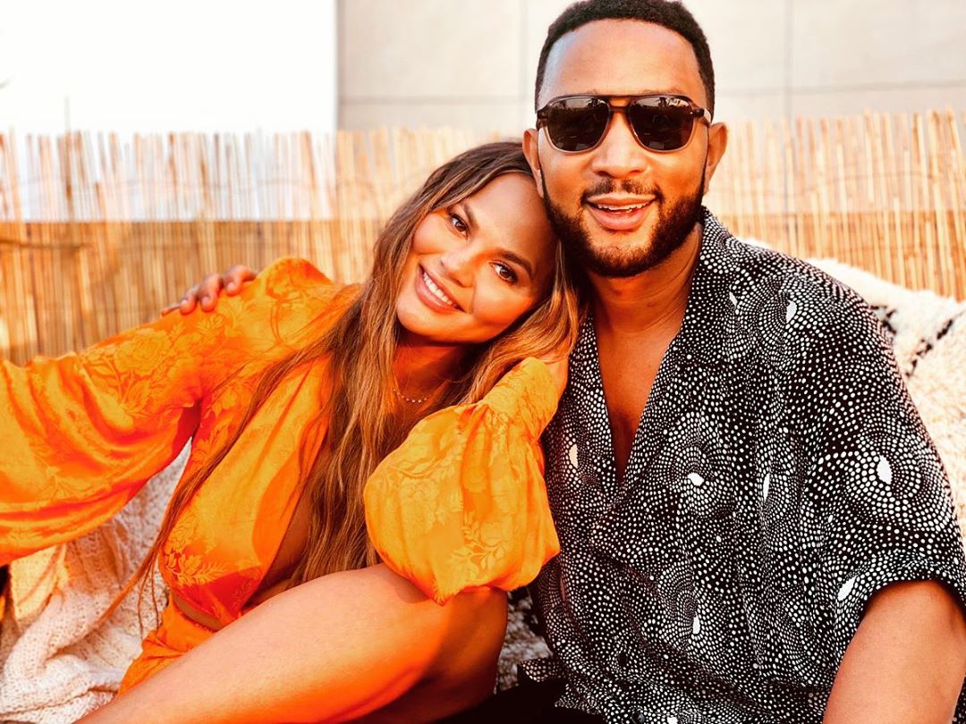 Chrissy Teigen fala sobre o filho, que morreu após o parto. “Se continuássemos, talvez eu não sobrevivesse também”