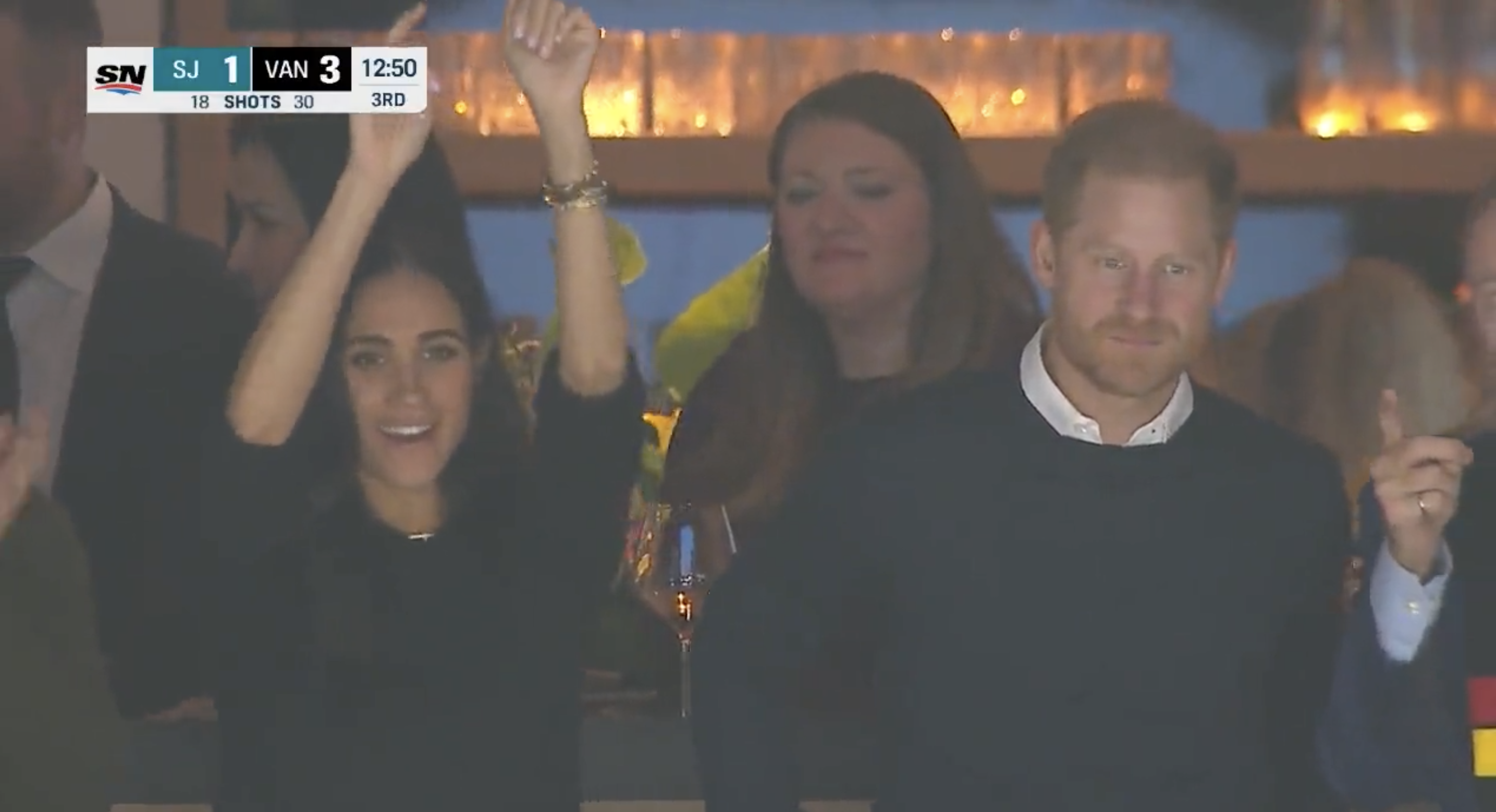 Harry e Meghan aparecem de surpresa em jogo de hóquei (e de copinho de vinho na mão). Veja o vídeo