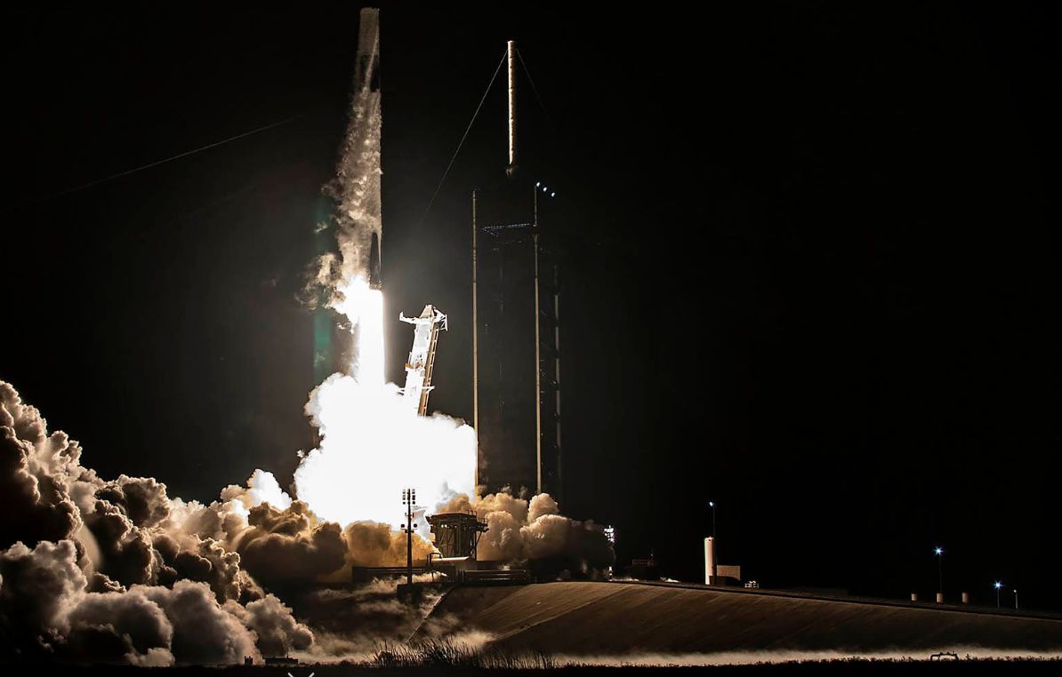 Crew Dragon já arrancou em direção à ISS. Chegada da nova tripulação está prevista para amanhã