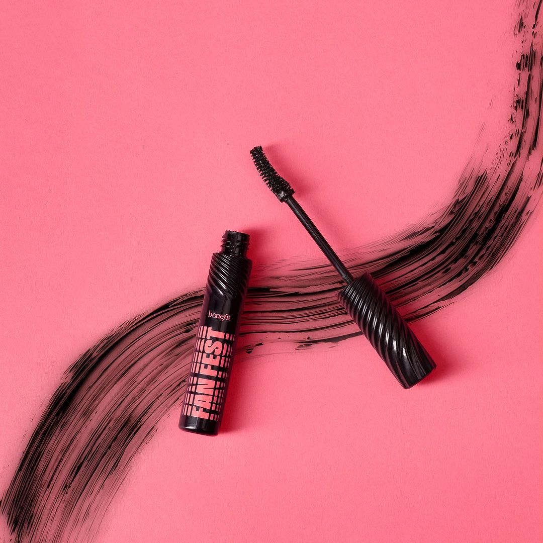 Esta novidade da Benefit dá-lhe o volume que as suas pestanas precisam (e tem uma versão perfeita para levar na mala)