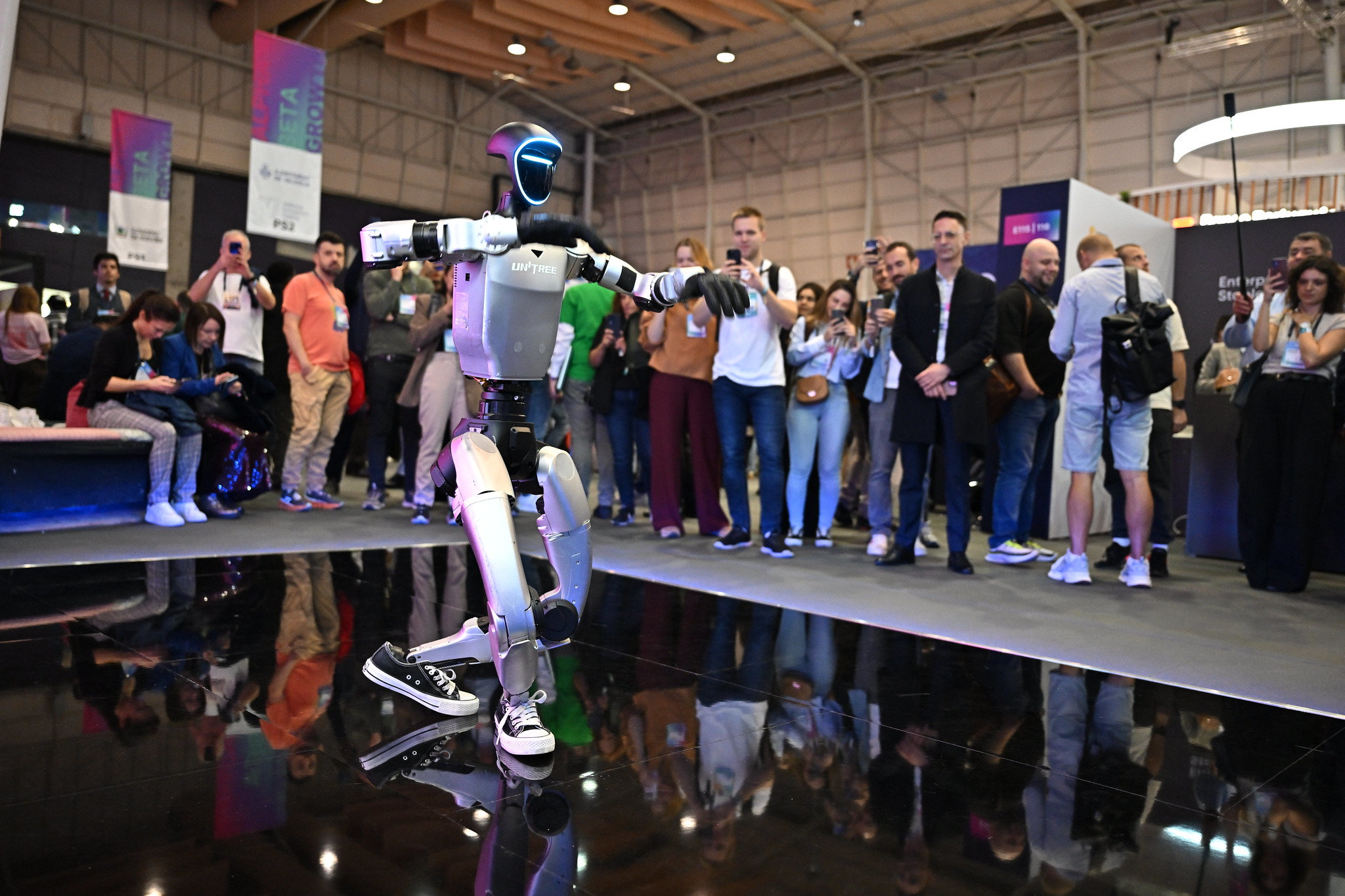 Das startups ao networking (com robots à mistura): As melhores imagens do primeiro dia no Web Summit 2025