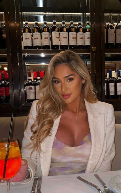 Jovem de 26 anos foi morta a tiro num bar na véspera de Natal. Ninguém sabe porquê