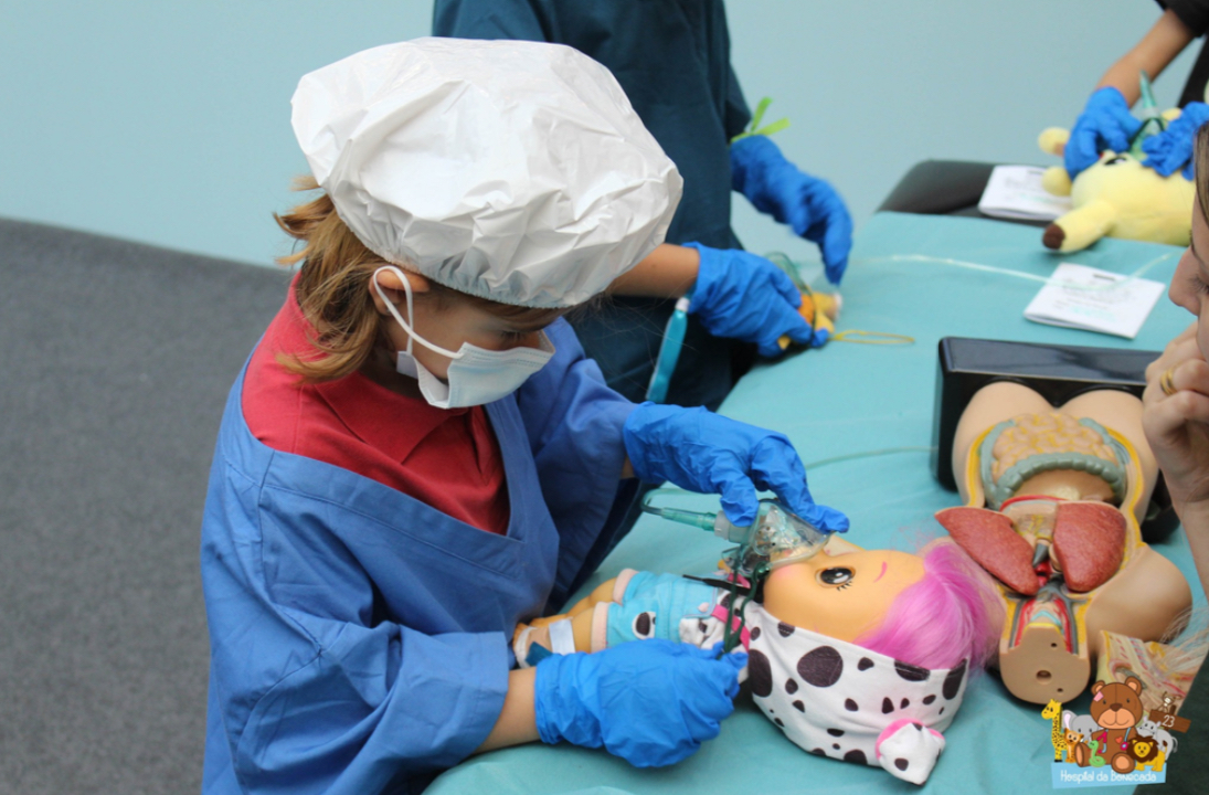 Ajude os miúdos a perderem o medo de ir ao médico levando-os ao Hospital da Bonecada
