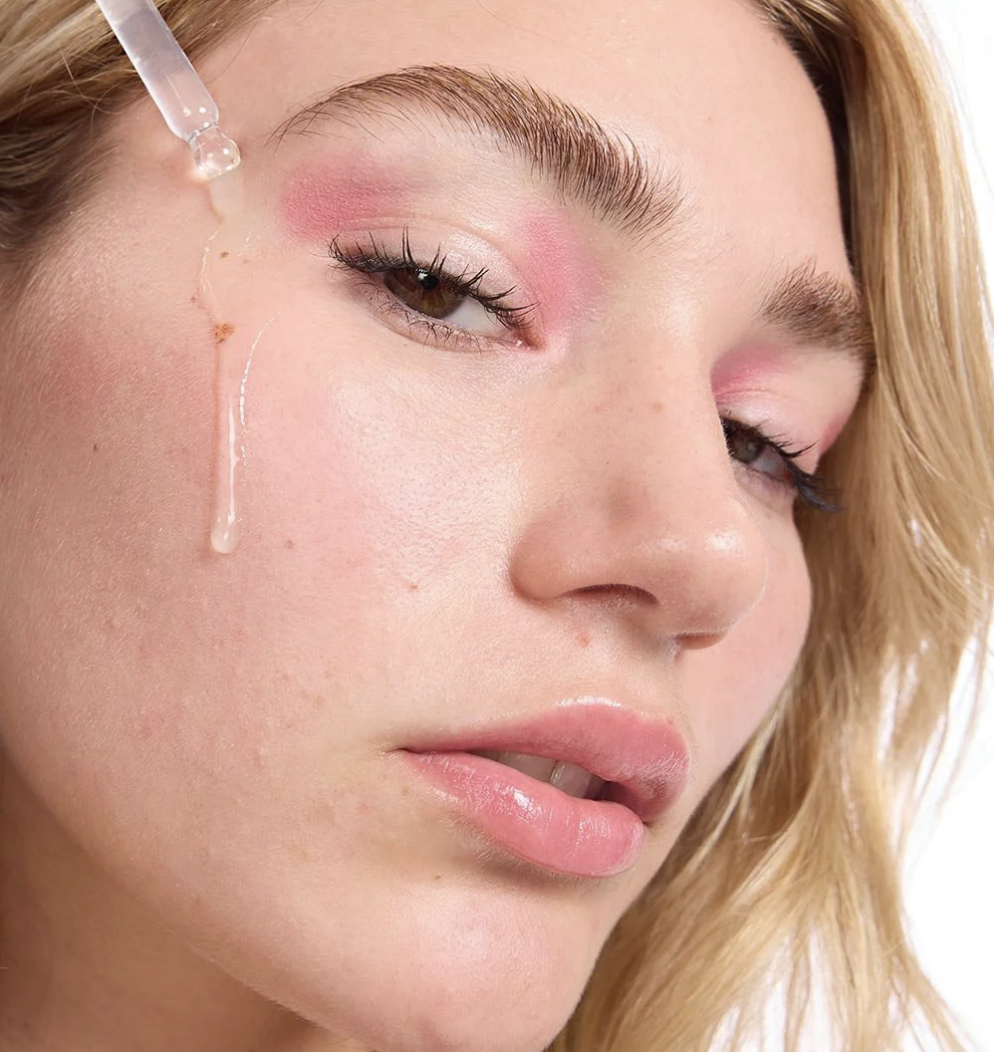 Grippy Serum. Este novo primer fixa-lhe a base durante 24h enquanto cuida da pele (e não chega aos 14€)